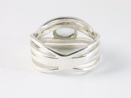 Opengewerkte zilveren ring met blauwe topaas afbeelding 3