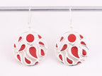 Ronde opengewerkte zilveren oorbellen met rode koraal steen afbeelding 3