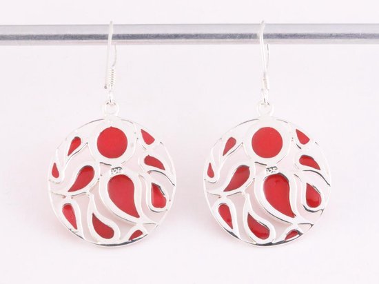 Ronde opengewerkte zilveren oorbellen met rode koraal steen afbeelding 3