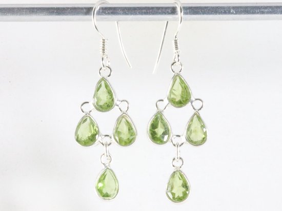 Fijne zilveren oorbellen met peridoot afbeelding 3
