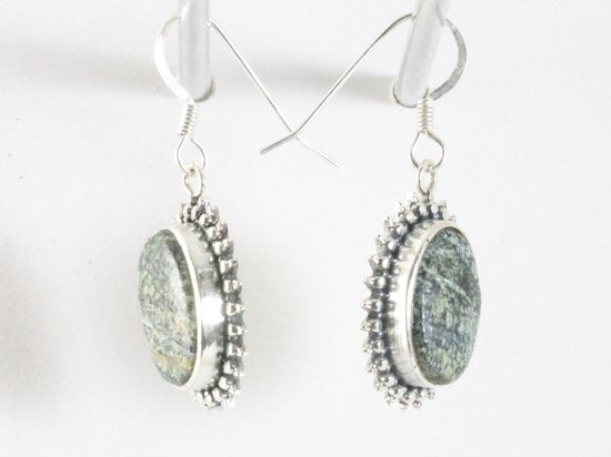 Bewerkte zilveren oorbellen met groene Zwitserse opaal afbeelding 2