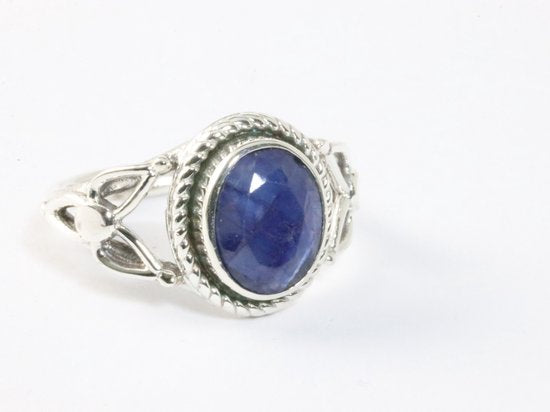 Opengewerkte zilveren ring met blauwe saffier afbeelding 1