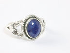Opengewerkte zilveren ring met blauwe saffier afbeelding 1