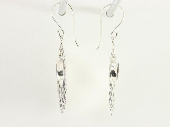 Opengewerkte zilveren oorbellen met granaat afbeelding 2