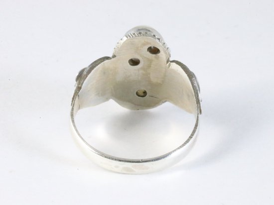 Bewerkte zilveren ring met zoetwater parels afbeelding 3