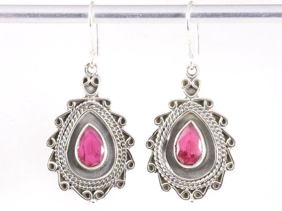 Bewerkte zilveren oorbellen met robijn afbeelding 1