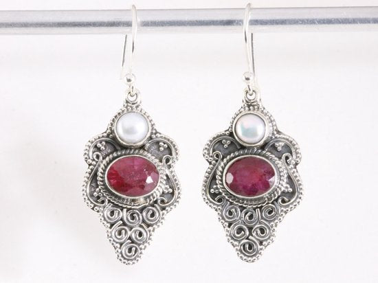 Bewerkte zilveren oorbellen met robijn en parel afbeelding 4