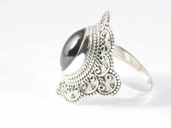 Bewerkte zilveren ring met granaat afbeelding 2