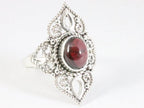 Opengewerkte zilveren ring met granaat afbeelding 1
