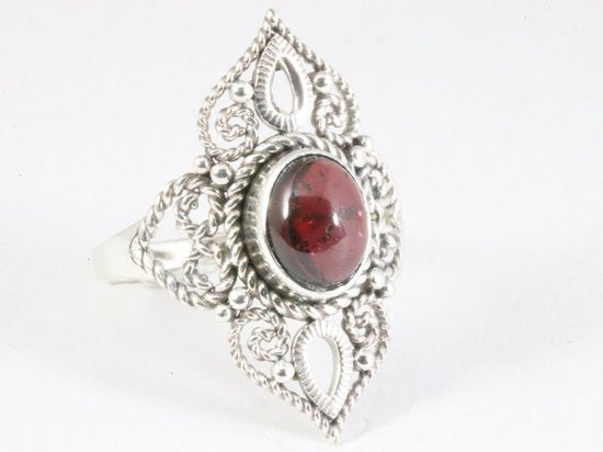 Opengewerkte zilveren ring met granaat afbeelding 1