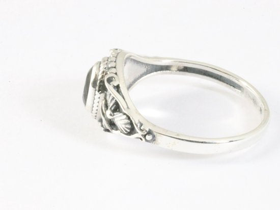 Fijne bewerkte zilveren ring met onyx afbeelding 2