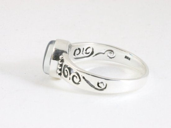 Fijne opengewerkte zilveren ring met blauwe opaal afbeelding 2