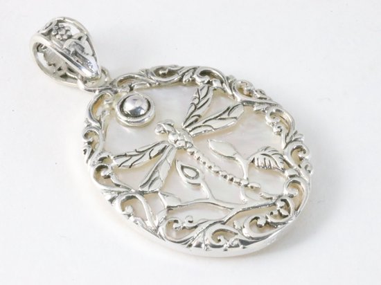 Ovale zilveren hanger met libelle op parelmoer afbeelding 2