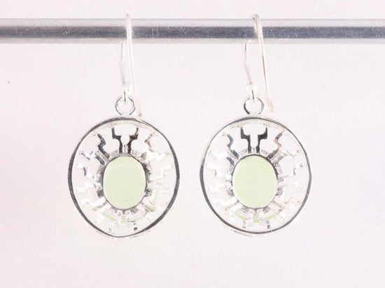 Opengewerkte zilveren oorbellen met prehniet afbeelding 3