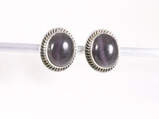 Bewerkte ovale zilveren oorstekers met zwarte opaal afbeelding 2