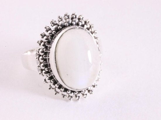 Bewerkte zilveren ring met regenboog maansteen afbeelding 1