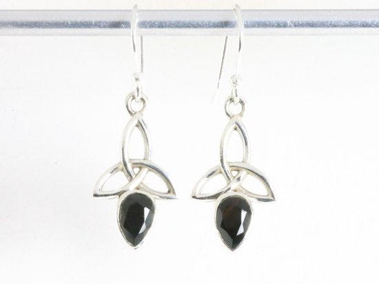 Opengewerkte zilveren oorbellen met onyx afbeelding 3