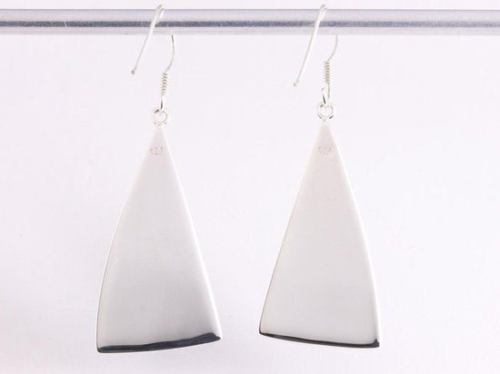 Lange zilveren oorbellen met zebra schelp afbeelding 3