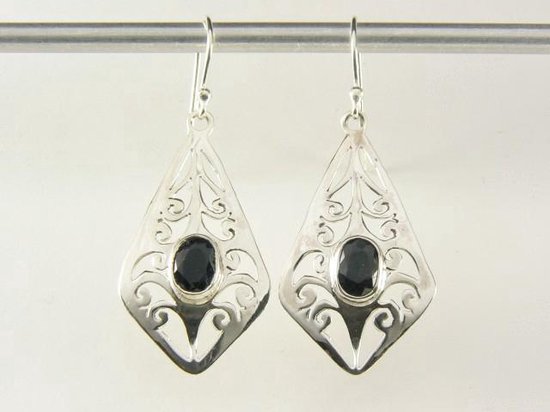 Opengewerkte zilveren oorbellen met blauwe saffier afbeelding 4