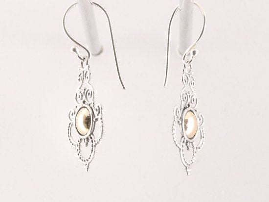 Opengewerkte zilveren oorbellen met 18k gouden decoratie afbeelding 2