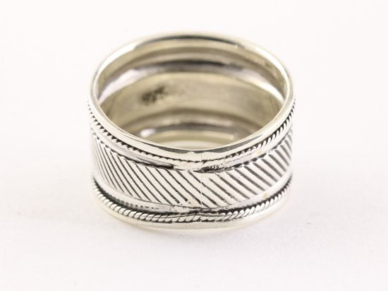 Brede zilveren ring met schuine ribbels afbeelding 3