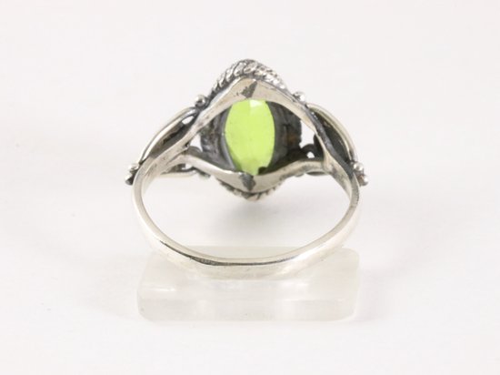 Fijne bewerkte zilveren ring met peridoot afbeelding 3