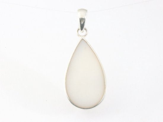 Druppelvormige zilveren hanger met libelle op parelmoer afbeelding 3