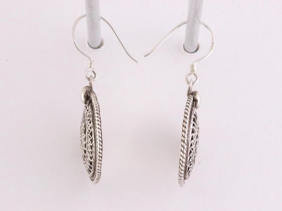 Traditionele ronde zilveren oorbellen met filigrein bewerking afbeelding 2