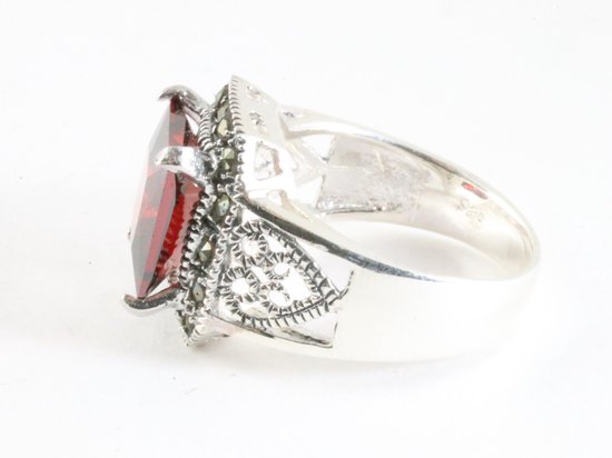 Opengewerkte zilveren ring met granaat en marcasiet afbeelding 2