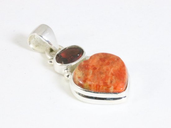 Hartvormige zilveren hanger met rode koraal steen en granaat afbeelding 2