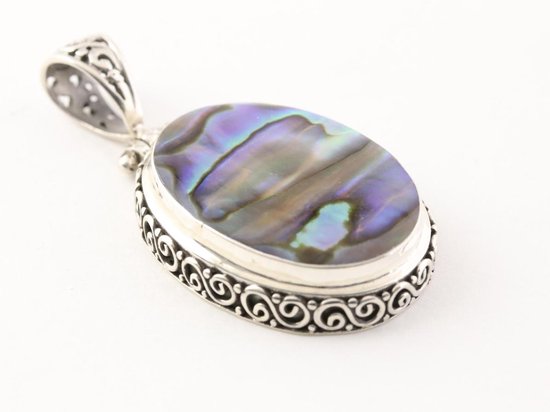 Traditionele bewerkte zilveren hanger met abalone schelp aan snake ketting afbeelding 2