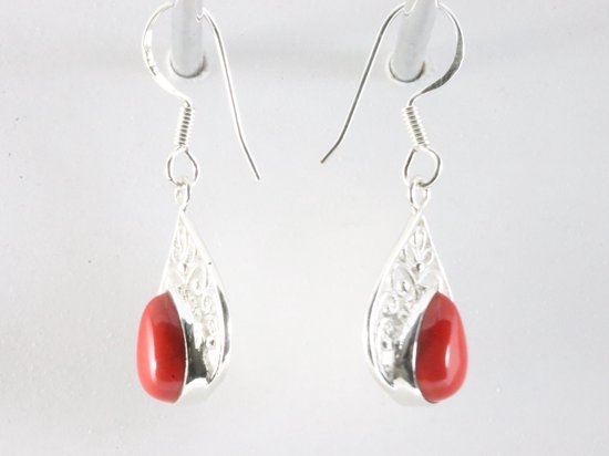 Opengewerkte zilveren oorbellen met rode koraal steen afbeelding 2