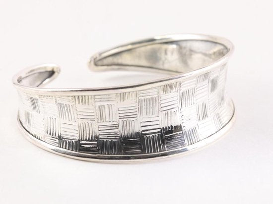 Gehamerde zilveren klemarmband met geruit motief afbeelding 2