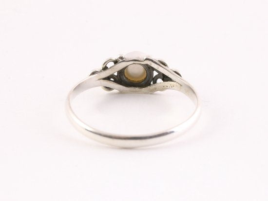 Fijne bewerkte zilveren ring met parel afbeelding 3