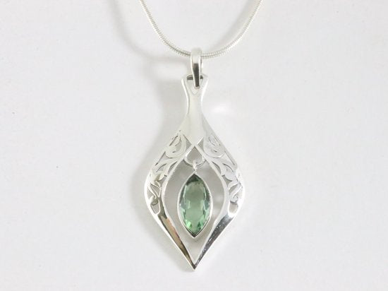 Opengewerkte zilveren hanger met groene amethist aan ketting afbeelding 4
