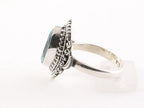 Bewerkte zilveren ring met blauwe topaas afbeelding 2