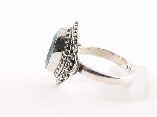 Bewerkte zilveren ring met blauwe topaas afbeelding 2