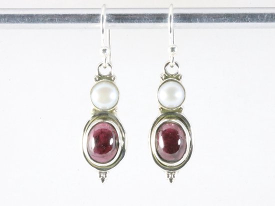 Fijne zilveren oorbellen met granaat en parel afbeelding 3