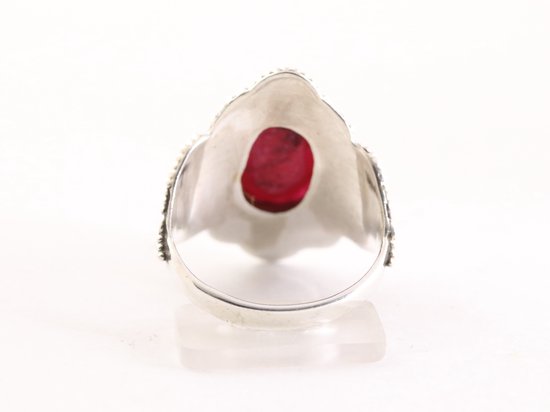 Bewerkte zilveren ring met robijn afbeelding 3