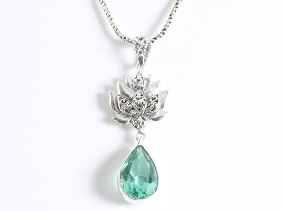 Traditionele zilveren hanger met lotus bloem en groene toermalijn aan ketting afbeelding 4