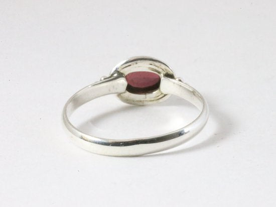 Fijne bewerkte zilveren ring met granaat afbeelding 3