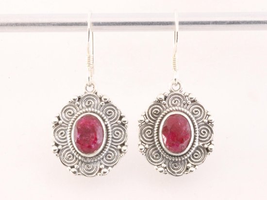 Bewerkte zilveren oorbellen met robijn afbeelding 4
