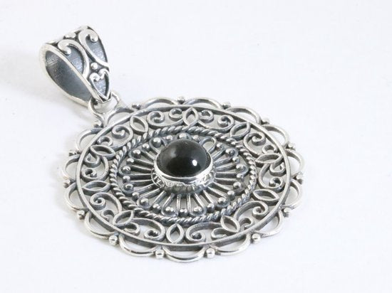 Opengewerkte zilveren hanger met onyx afbeelding 2
