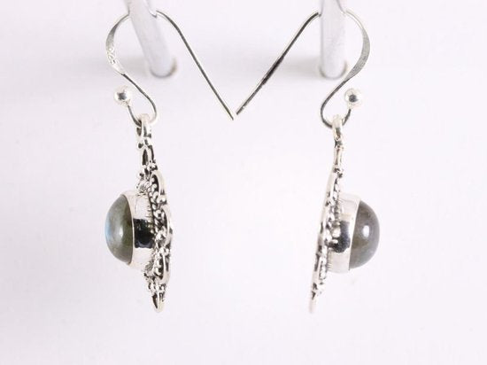 Bewerkte zilveren oorbellen met labradoriet afbeelding 2