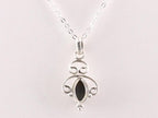 Fijne opengewerkte zilveren hanger met onyx aan ketting afbeelding 3