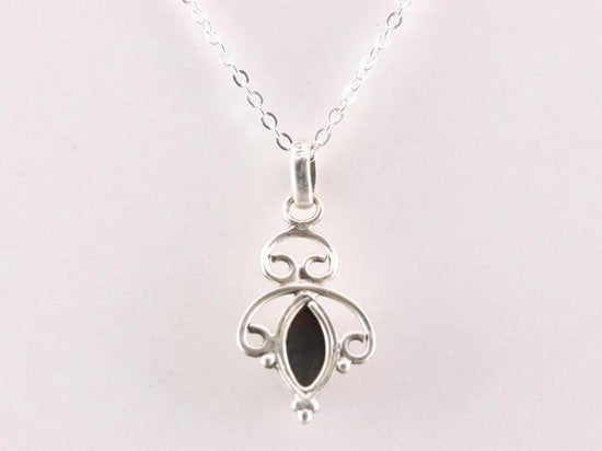 Fijne opengewerkte zilveren hanger met onyx aan ketting afbeelding 3