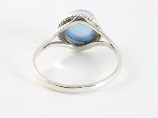 Fijne bewerkte ronde zilveren ring met blauwe chalcedoon afbeelding 3