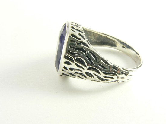 Bewerkte zilveren herenring met met blauwe saffier afbeelding 3