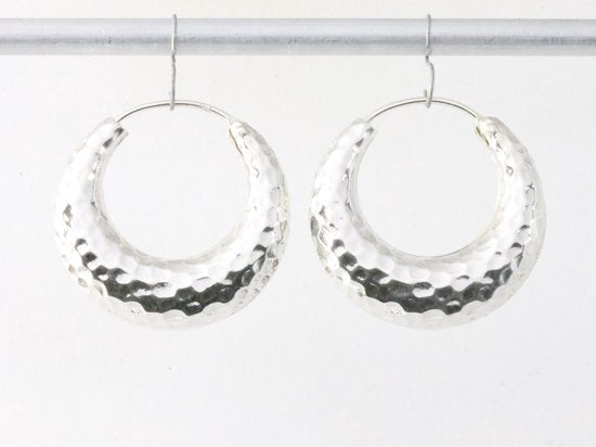 Fijne gehamerde zilveren oorringen afbeelding 4