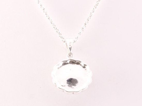 Ronde zilveren hanger met marcasiet en zoetwater parel aan ketting afbeelding 3